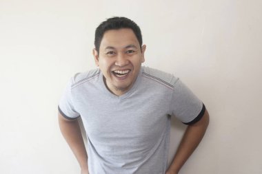 Genç Asyalı adam gülümsüyor, mutlu ifade