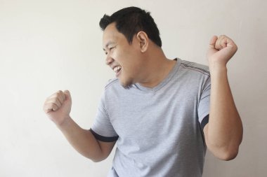 Mutlu komik Asya adam sevinç dolu dans