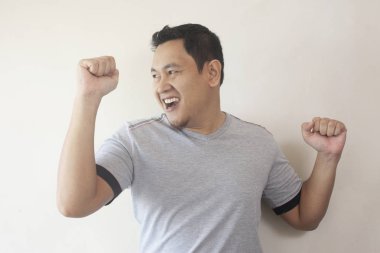 Mutlu komik Asya adam sevinç dolu dans