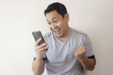 Mutlu adam akıllı telefon arayan şok