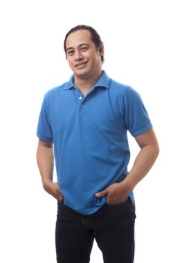 Genç Asyalı adam gülümsüyor, mutlu ifade