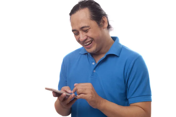 Junger Mann beim SMS-Lesen im Chat auf seinem Handy, lächelt glücklich — Stockfoto