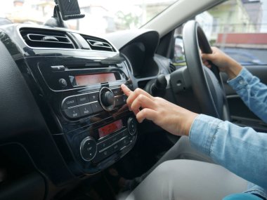 Araba radyo kadın sürücü el basın düğmesi