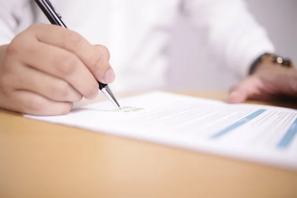 Businessman Signing Contract — Stock Photo, Image