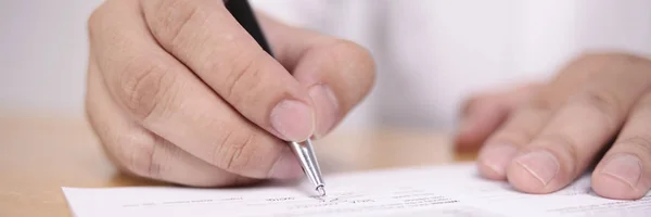Широкий погляд на підписання контракту бізнесмена — стокове фото