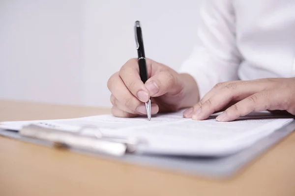 Businessman Signing Contract — Stock Photo, Image
