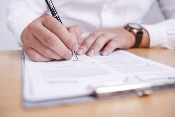 Бизнесмен подписывает контракт