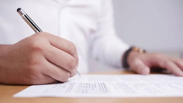 Businessman Signing Contract — Stock Photo, Image