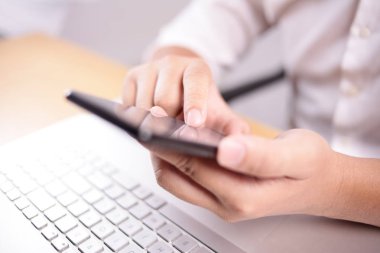 İşadamı Holding ve akıllı telefon kullanma