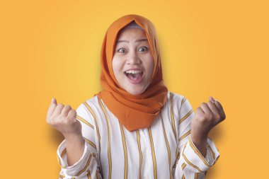 Müslüman hareketi kazanan ile gülümseyen kadın