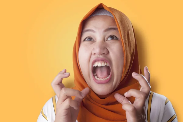 Muslim Lady in Shows Angry Gesture — Stock Photo, Image