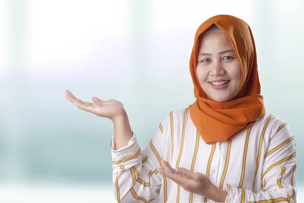 Muslim Lady mempersembahkan sesuatu di sisinya dengan Copy Space — Stok Foto