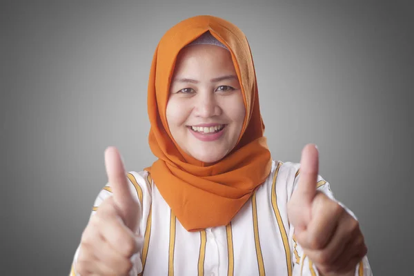 穆斯林女士展示拇指向上的手势 — 图库照片