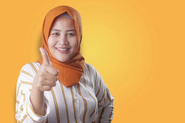 Мусульманський леді показує великі пальці руху — стокове фото