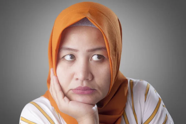Empresaria musulmana pensando algo, mano debajo de la barbilla —  Fotos de Stock