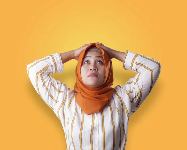 Muçulmana Empresária Pensando Algo, Mãos Atrás da Cabeça — Fotografia de Stock
