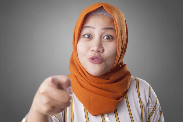 Schöne muslimische Dame, die lächelt und nach vorne zeigt — Stockfoto