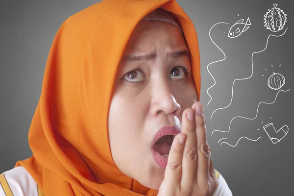 Bonito ásia muçulmano senhora verificar ela próprio respiração cheiro — Fotografia de Stock