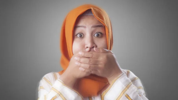 Muslim Lady Terkejut dan Menutup Mulutnya — Stok Foto