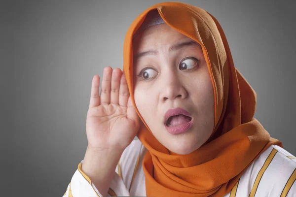 Paní muslimka pozorně naslouchala, ruku na uchu — Stock fotografie