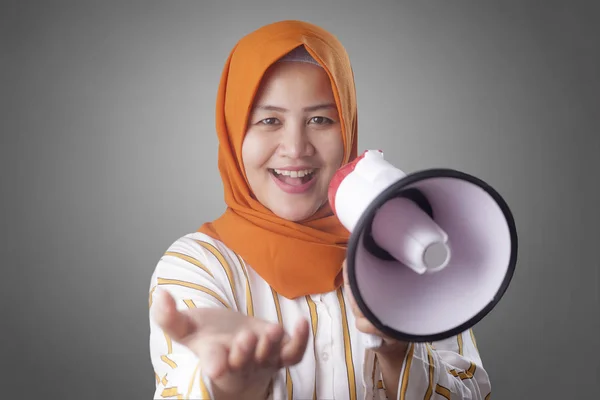 Muslim Businesswoman Calling or Offering Something with Megaphon — Stock Photo, Image