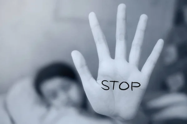 Erőszak Gyermekbántalmazás Fogalma Kislány Megmutatja Kezét Szót Stop Írt Fekete — Stock Fotó