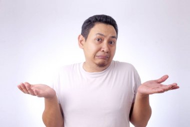 Asyalı adam shrug omuz ben jest bilmiyorum