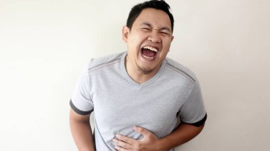 Gülen komik Asya adam