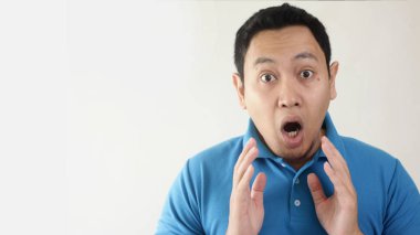 Asya adam ağzını açık şok