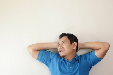 İyi fikir olan düşünme ve bakılması, genç adam