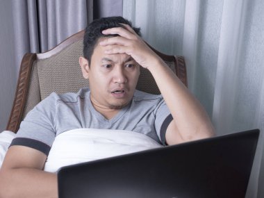 Üzgün Man Laptop bakıyor