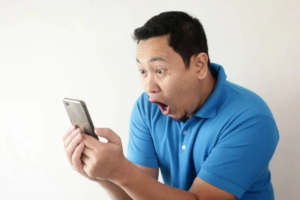 Shocked Happy Man Looking at Smart Phone — Stock Photo, Image