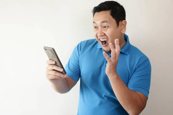 Shocked Happy Man Looking at Smart Phone — Stock Photo, Image