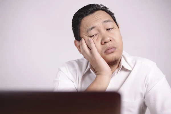 Cansado homem perturbado trabalhando no laptop, má emoção negativa — Fotografia de Stock