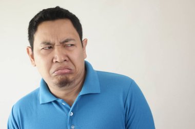 Adam İğrenç veya Hoşnutsuz İfade Gösterir