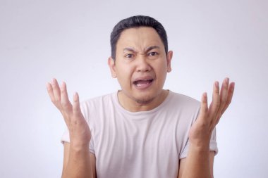 Genç adam bağırmaya, öfke jest