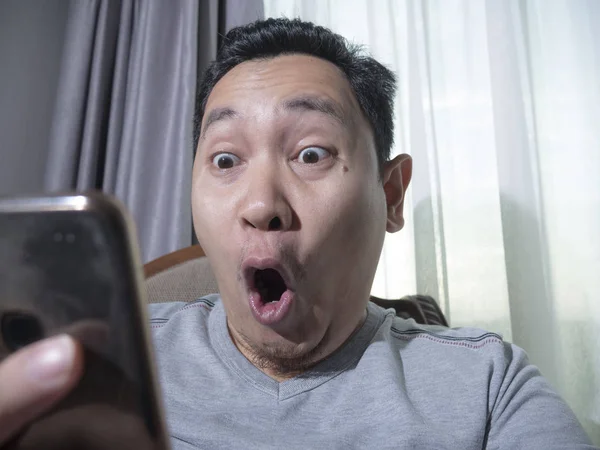 Shocked Happy Man Looking at Smart Phone — Stock Photo, Image