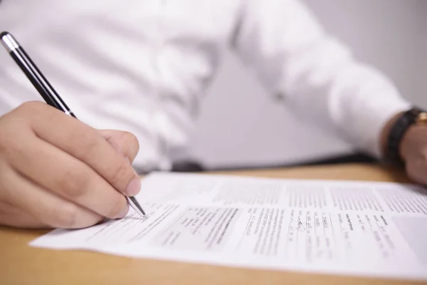 Businessman Signing Contract — Stock Photo, Image