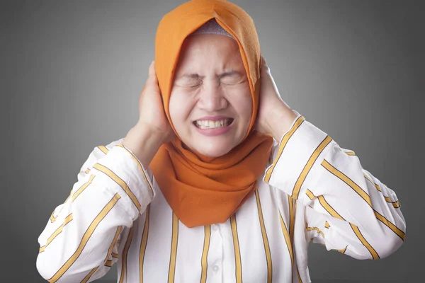 Ασιατικές Μουσουλμάνα κυρία Κλείστε τα αυτιά της — Φωτογραφία Αρχείου