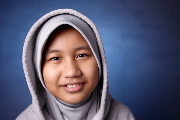 Menina muçulmana feliz — Fotografia de Stock
