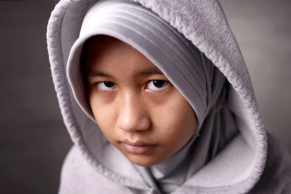 Suspicious Look From a Muslim Girl — Stock Photo, Image