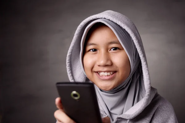 Kleines Mädchen mit Smartphone — Stockfoto