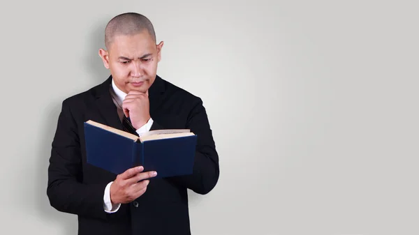 Affärsmannen och boken källa till kunskap — Stockfoto