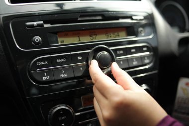 Araç Radyosunda Sürücü El Basama Düğmesi