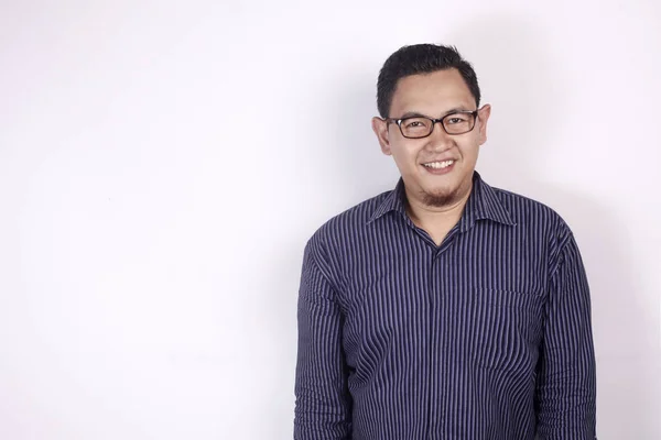 Joven asiático hombre sonriendo feliz — Foto de Stock