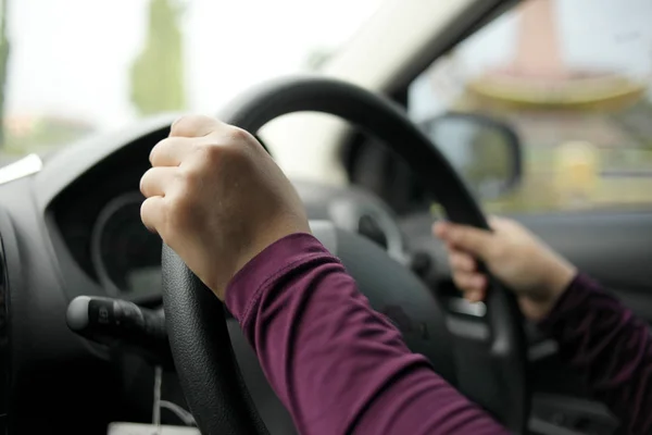 Primer plano del concepto de coche de conducción de manos —  Fotos de Stock