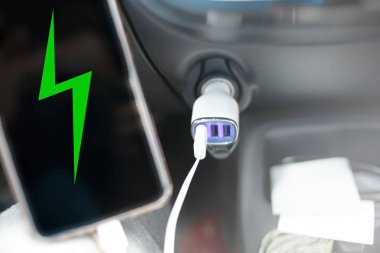 Arabada Akıllı Telefon Şarj