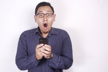 Genç adam mesaj okuma telefonda Sohbet Gestur şaşırttı