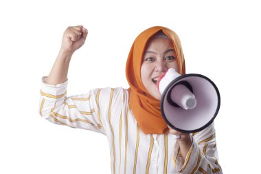 Asyalı kadın megafon ile bağırarak