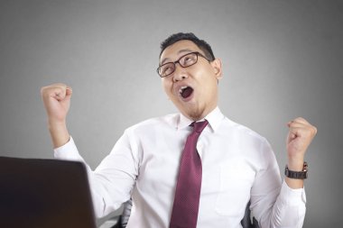 İşadamı Gülümseyen ve Victo Kutluyor, Kazanan Jest Gösterir